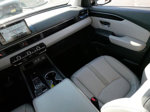 Used 2024 Honda Pilot Touring image 11