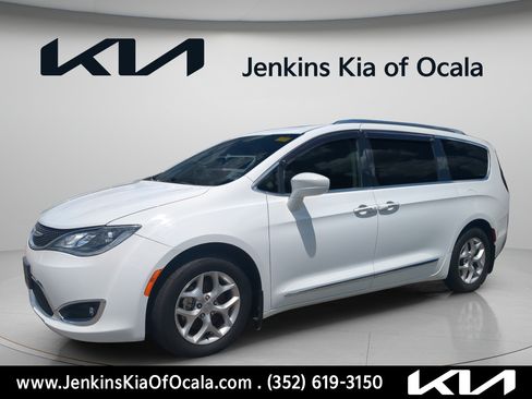 Used 2018 Chrysler Pacifica Touring-L Plus FWD image 6