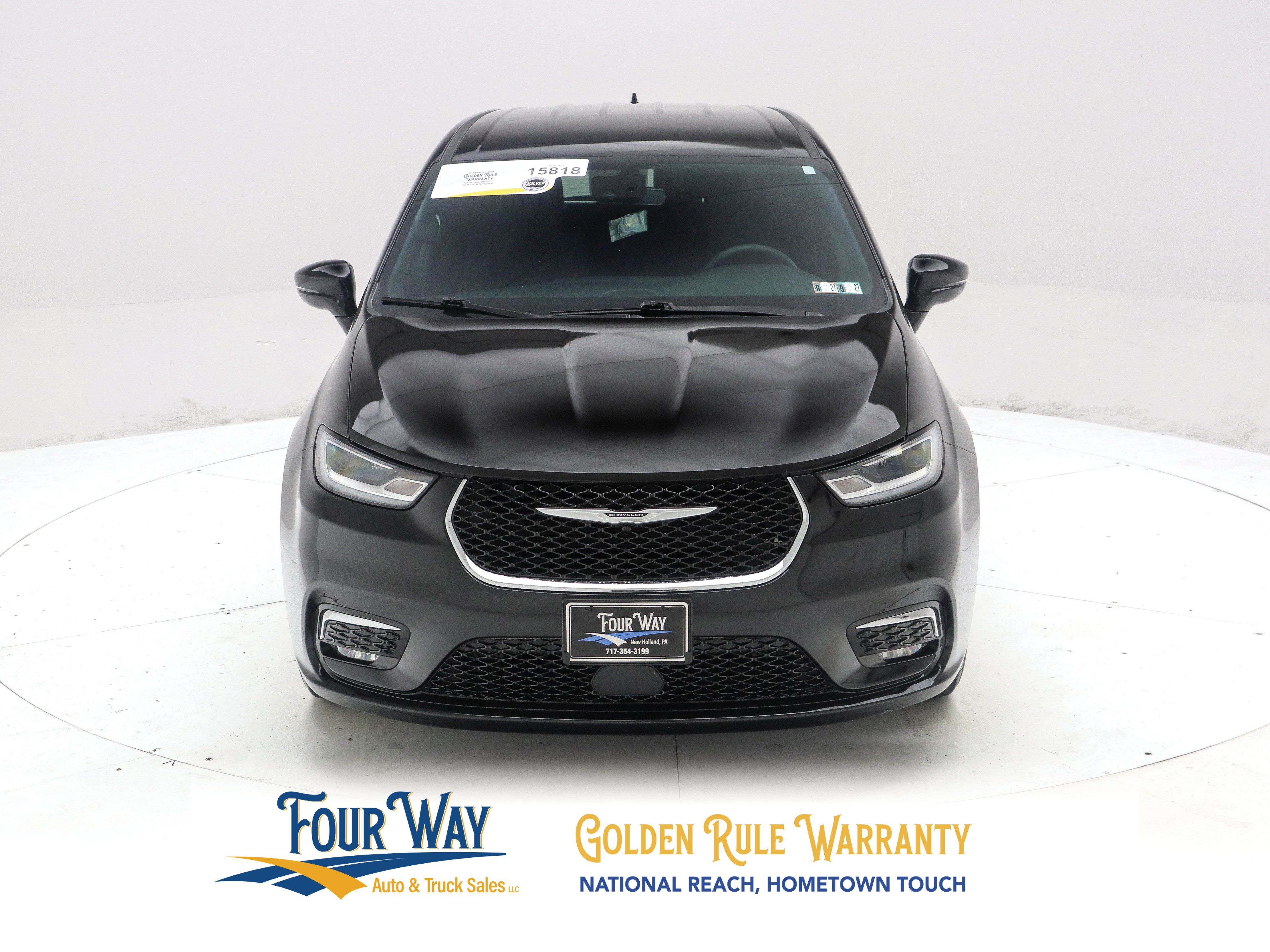 Used 2024 Chrysler Pacifica Touring FWD image 9