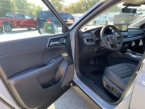 New 2025 Mitsubishi Outlander SE image 8