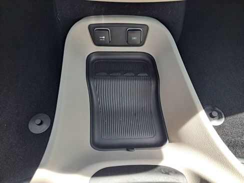 Used 2017 Chrysler Pacifica Touring-L FWD image 17
