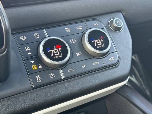 Used 2023 Land Rover Defender 130 X-Dynamic SE image 23