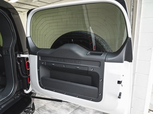 Used 2023 Land Rover Defender 110 X-Dynamic SE image 36