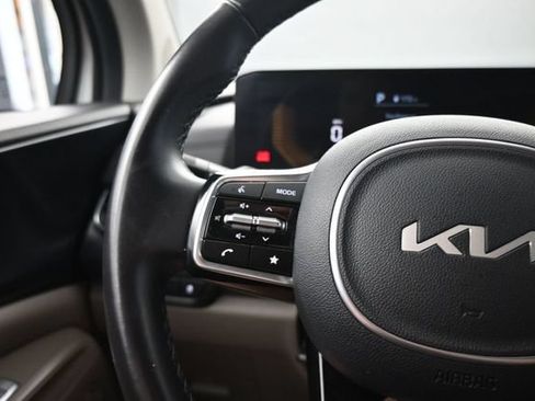 Used 2025 Kia Carnival FWD image 16