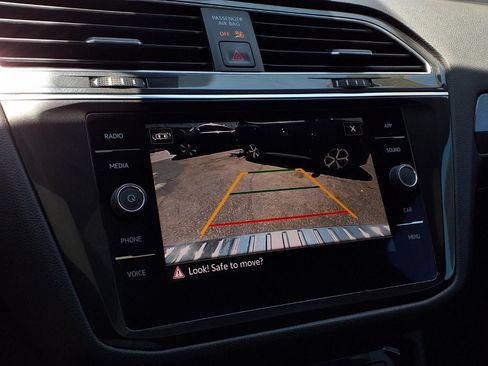 Used 2023 Volkswagen Tiguan SE w/ Panoramic Sunroof Package FWD image 10