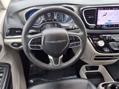 Used 2023 Chrysler Pacifica Touring-L FWD image 4