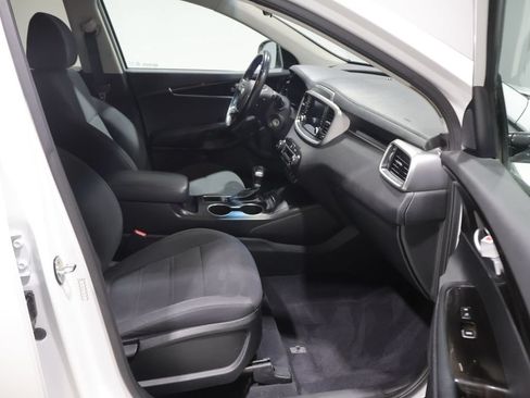 Used 2019 Kia Sorento AWD V6 image 21