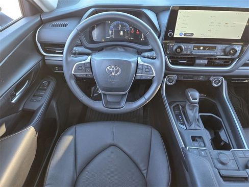 Used 2025 Toyota Grand Highlander AWD image 13