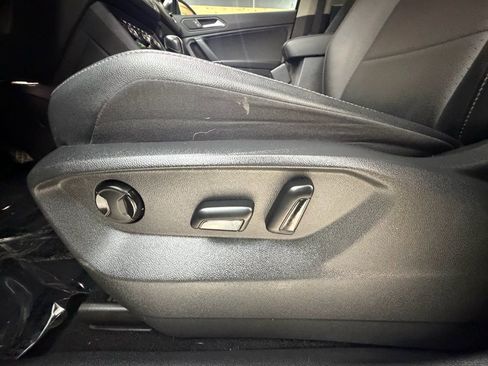 Used 2020 Volkswagen Tiguan SEL image 25