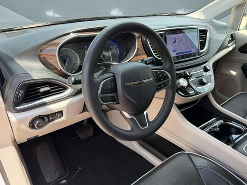 Used 2023 Chrysler Pacifica Limited FWD image 4