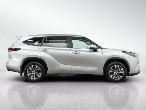 Used 2024 Toyota Highlander XLE AWD/4WD image 6