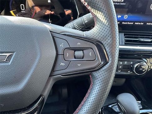 Used 2025 Chevrolet Trax RS w/ Sunroof Package image 13