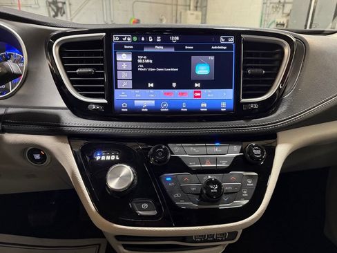 Certified 2023 Chrysler Pacifica Touring-L AWD/4WD image 8