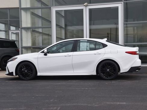 Used 2025 Toyota Camry SE image 10