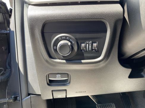 Used 2023 Jeep Grand Cherokee Laredo AWD/4WD image 17