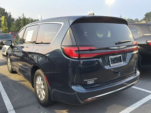 Used 2023 Chrysler Pacifica Touring-L FWD image 5