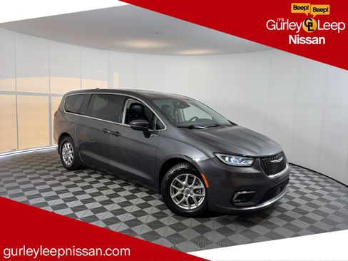 Used 2023 Chrysler Pacifica Touring-L FWD image 1