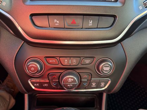 Used 2022 Jeep Cherokee Trailhawk w/ Premium Leather Package AWD/4WD image 28