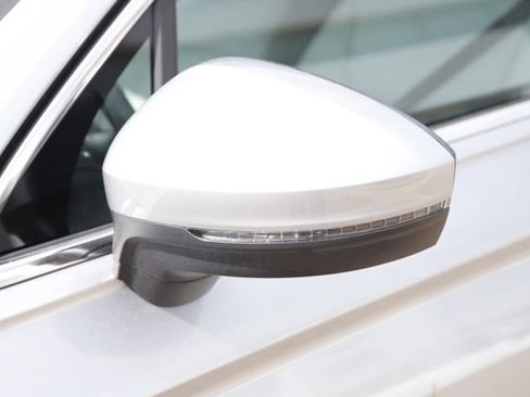 Used 2019 Volkswagen Tiguan SE w/ Panoramic Sunroof Package AWD/4WD image 14