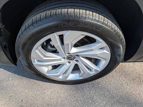 Used 2023 Volkswagen Atlas SE w/ Panoramic Sunroof Package FWD image 9