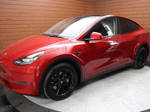 Used 2022 Tesla Model Y Long Range image 34