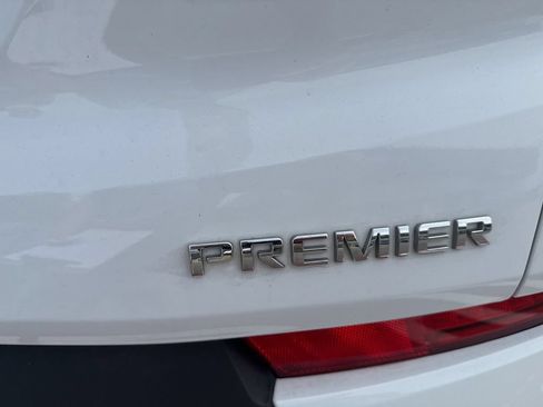Used 2022 Chevrolet Bolt EUV Premier w/ Launch Edition FWD image 7