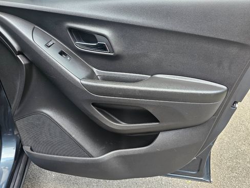 Used 2021 Chevrolet Trax LT w/ Driver Confidence Package image 17