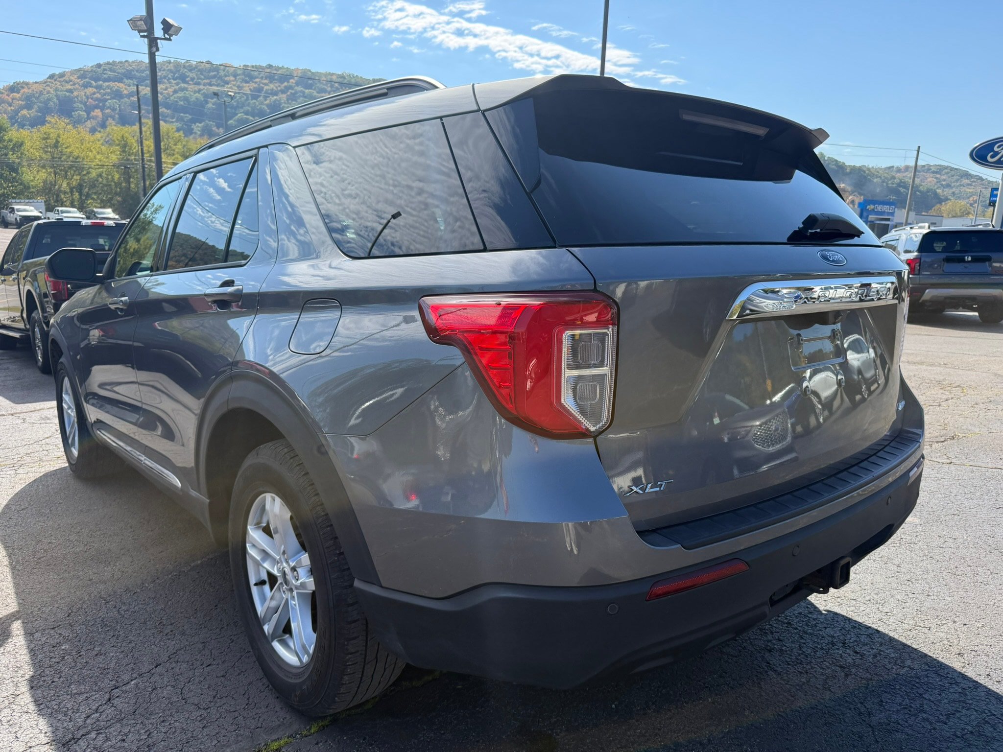 Used 2021 Ford Explorer XLT w/ Class III Trailer Tow Package AWD/4WD image 6