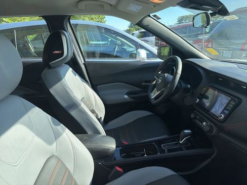 Used 2023 Nissan Kicks SR w/ SR Premium Package FWD image 3
