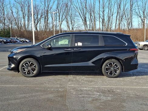 New 2026 Toyota Sienna Platinum image 9