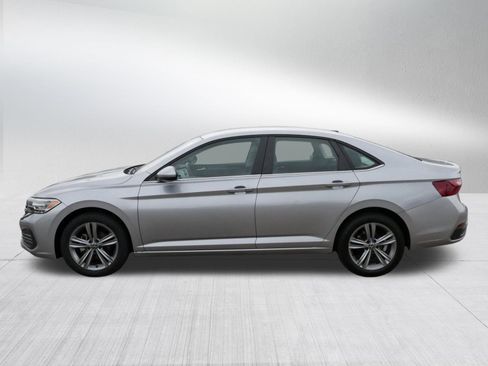 Used 2024 Volkswagen Jetta SE FWD image 4