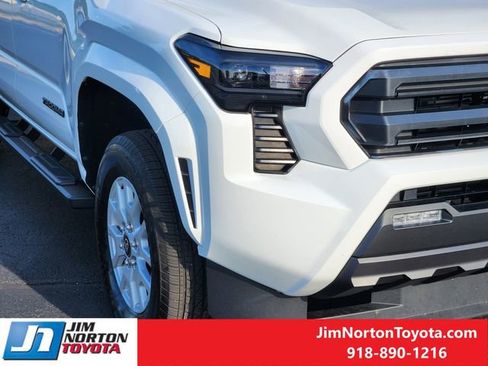 Used 2025 Toyota Tacoma SR5 AWD/4WD image 10