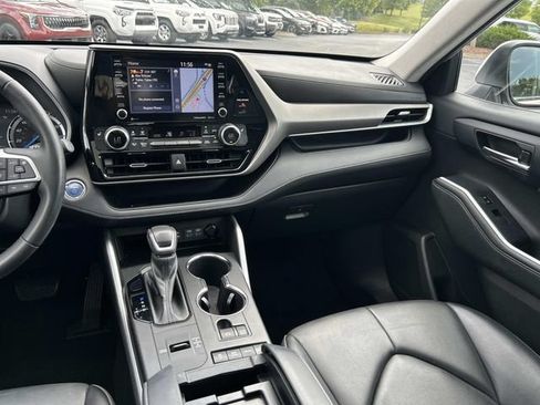 Used 2022 Toyota Highlander XLE AWD/4WD image 18