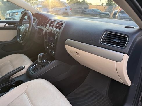 Used 2017 Volkswagen Jetta SE FWD image 19