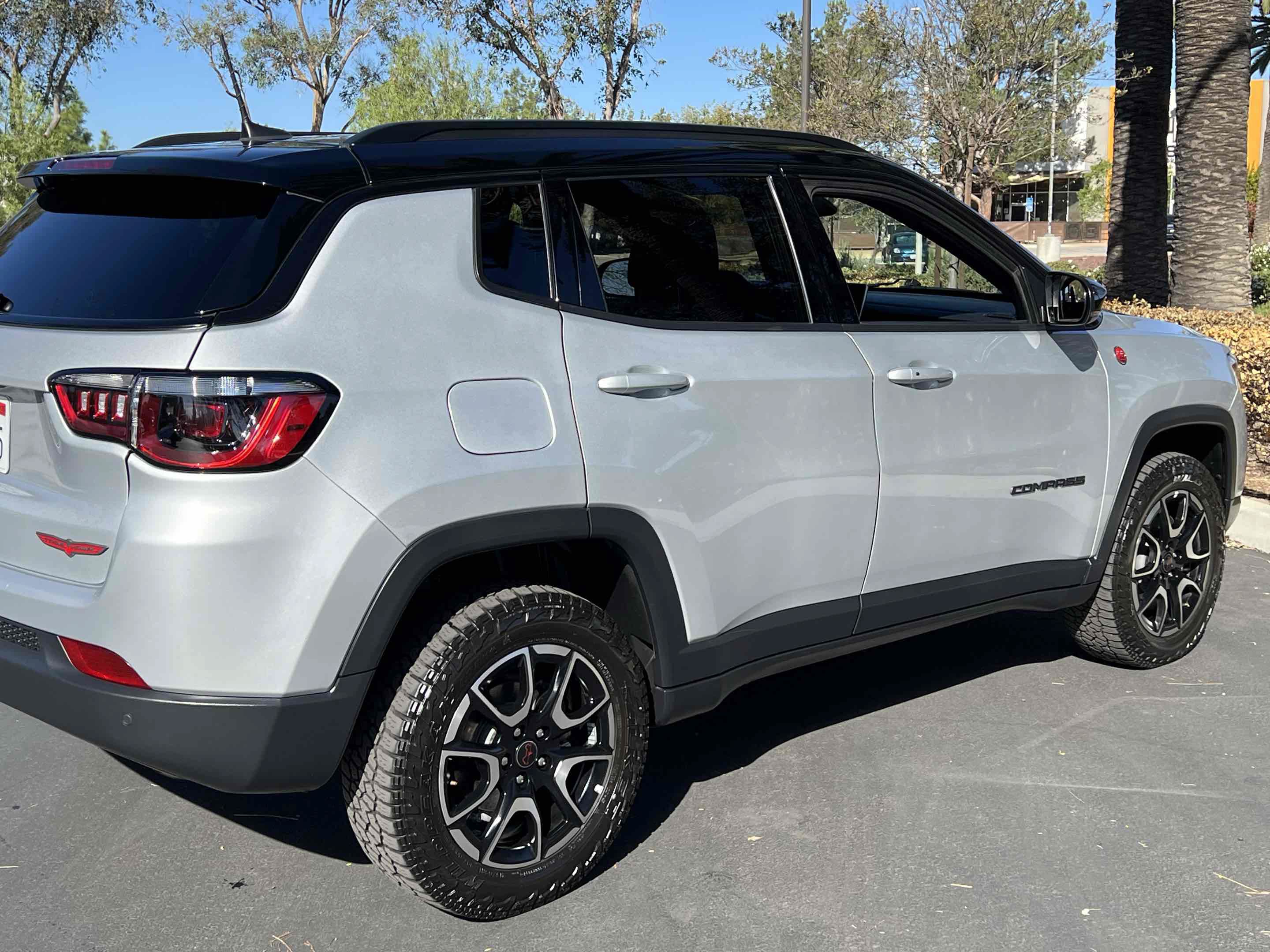 Used 2025 Jeep Compass Trailhawk AWD/4WD image 45
