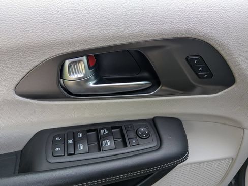 Used 2023 Chrysler Pacifica Touring-L FWD image 34