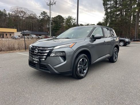 Used 2024 Nissan Rogue SV image 2