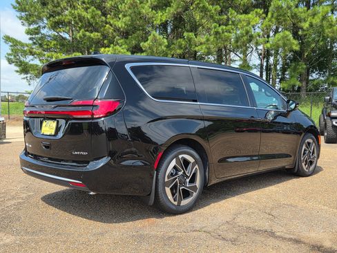New 2027 Chrysler Pacifica Limited FWD image 3