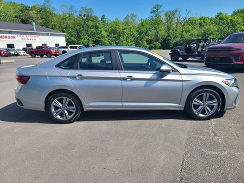 Used 2024 Volkswagen Jetta SE w/ Panoramic Sunroof Package FWD image 6