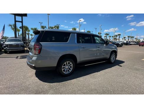 Used 2024 Chevrolet Suburban LT RWD image 2