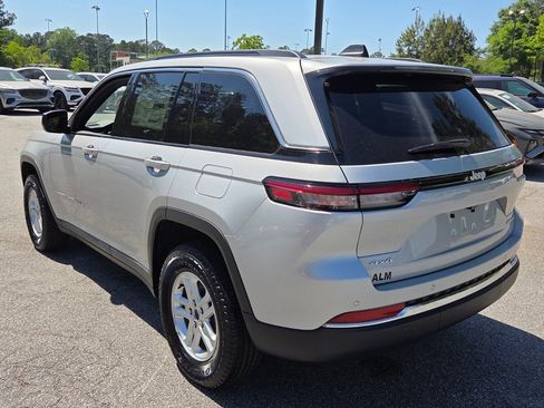Used 2025 Jeep Grand Cherokee Laredo w/ Luxury Tech Group I AWD/4WD image 10