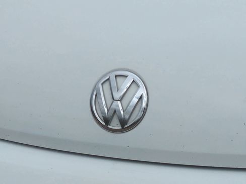 Used 2016 Volkswagen Beetle 1.8T Classic FWD image 12