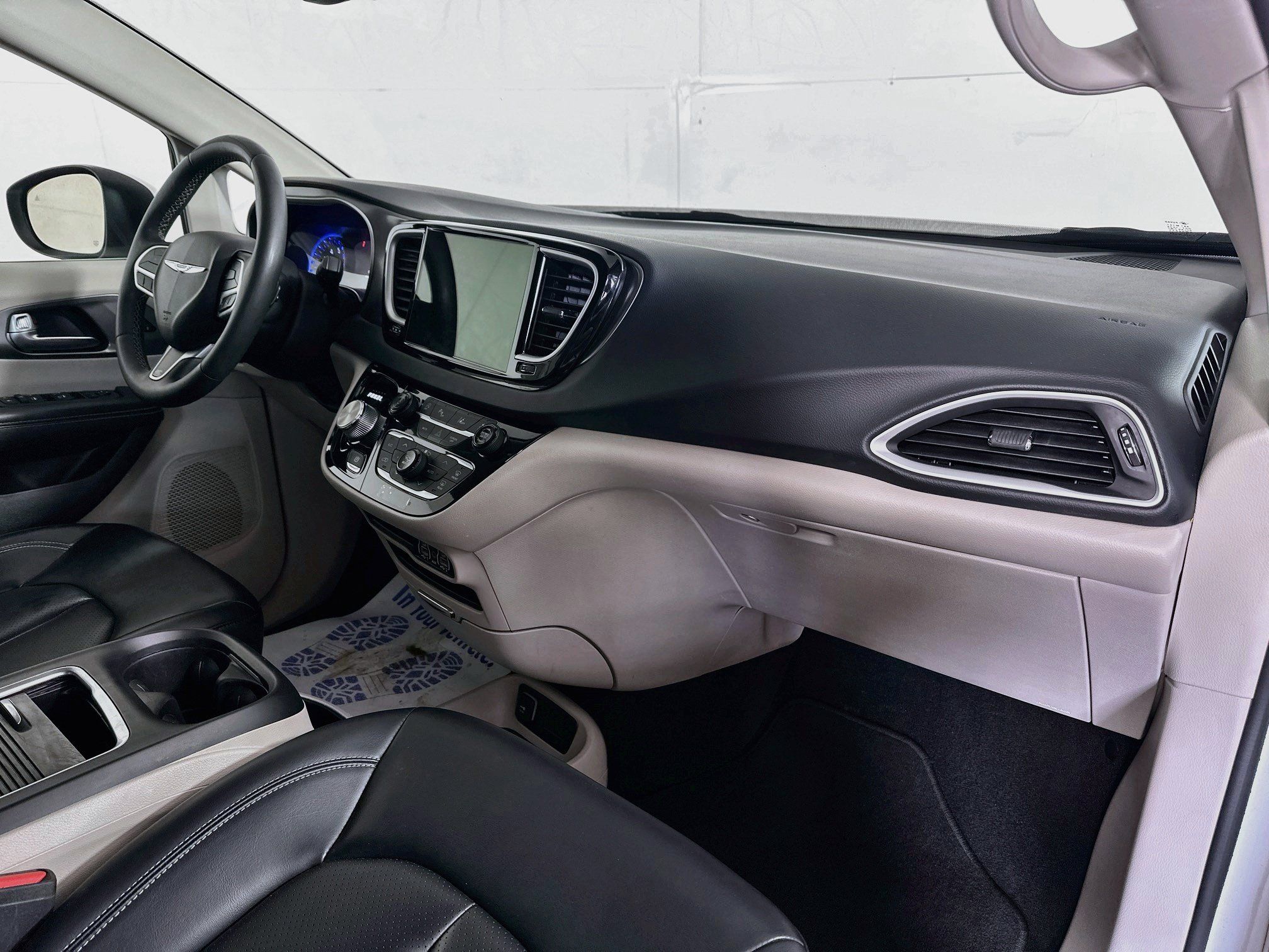 Used 2023 Chrysler Pacifica Touring-L FWD image 28