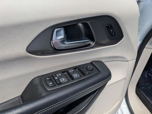 Used 2023 Chrysler Pacifica Touring-L w/ Uconnect Theater Family Group FWD image 11