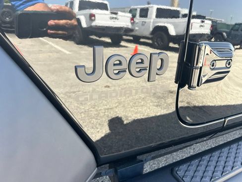 Used 2024 Jeep Gladiator Sport AWD/4WD image 18