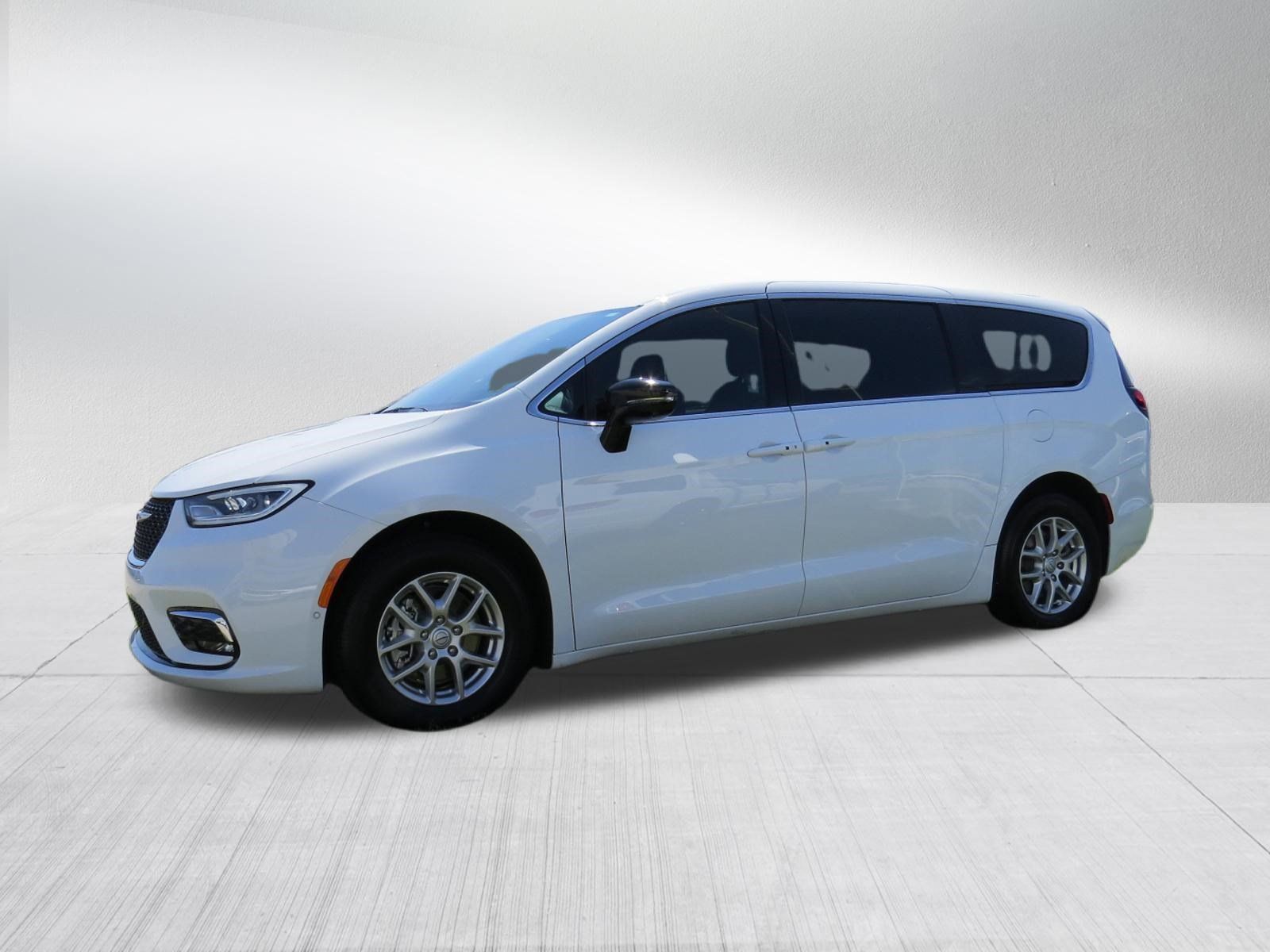 Used 2026 Chrysler Pacifica Select FWD image 6