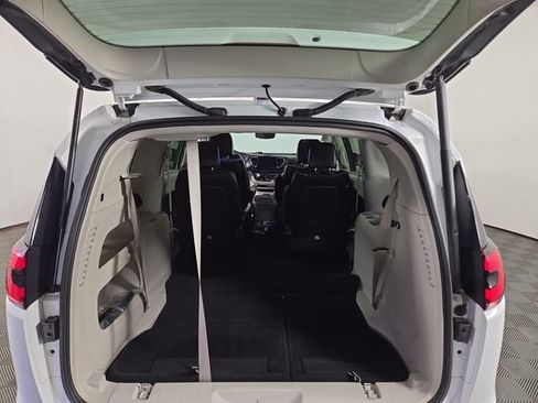 Used 2024 Chrysler Pacifica Touring-L FWD image 30