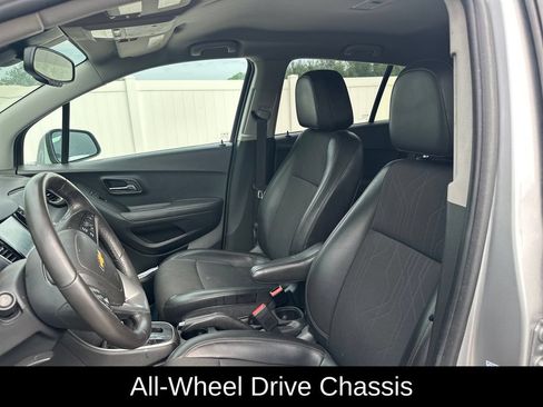 Used 2017 Chevrolet Trax LT w/ LT Convenience Package AWD/4WD image 11