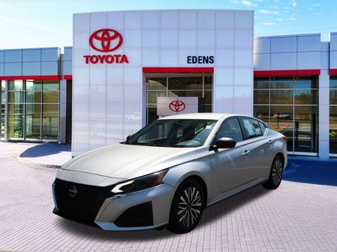 Used 2024 Nissan Altima 2.5 SV FWD image 9