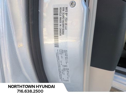 Used 2024 Chrysler Pacifica Touring-L image 43